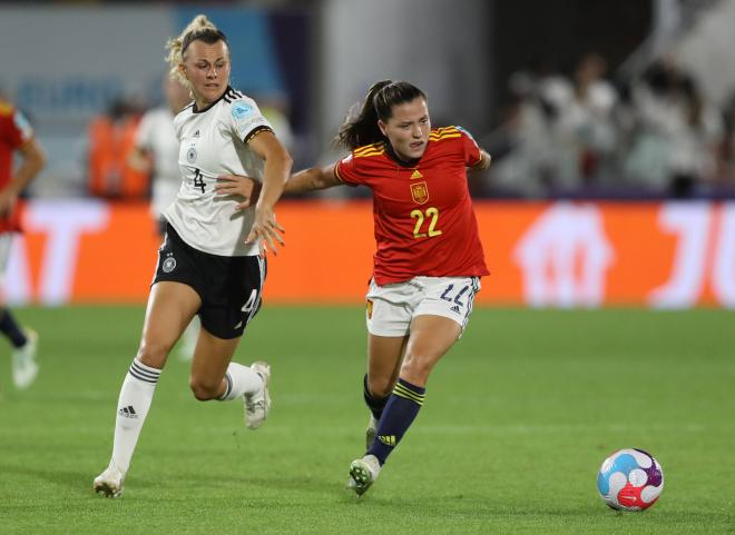 Claudia Pina, en un partido con España durante la Eurocopa (FOTO: Cordón Press).