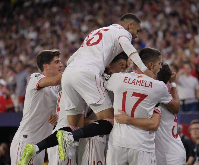 El Sevilla celebrando su gol contra el Lens.