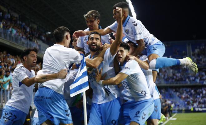 Los canteranos celebran por todo lo alto el gol de Einar en La Rosaleda.