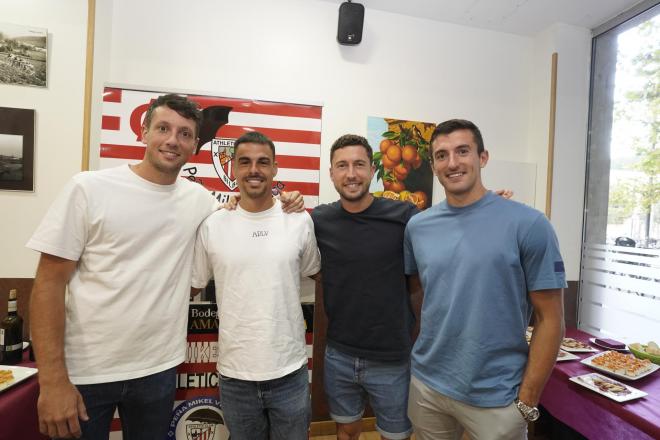 Mikel Vesga, en su Peña del Athletic en Vitoria-Gasteiz junto con sus compañeros Dani García, De Marcos y Vivian.