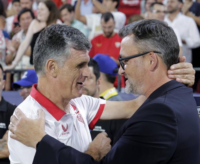 Mendilibar, saludando al entrenador del Lens (Foto: Cordon Press).