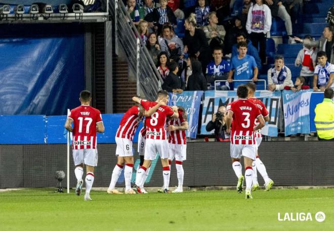 Los jugadores del Athletic Club celebran el gol de Iñaki Williams al Deportivo Alavés en Mendizorrotza (Foto: LALIGA).