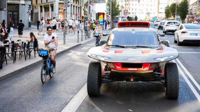 Carlos Sainz, por las calles de Madrid con su Audi del Dakar (Foto: Audi).