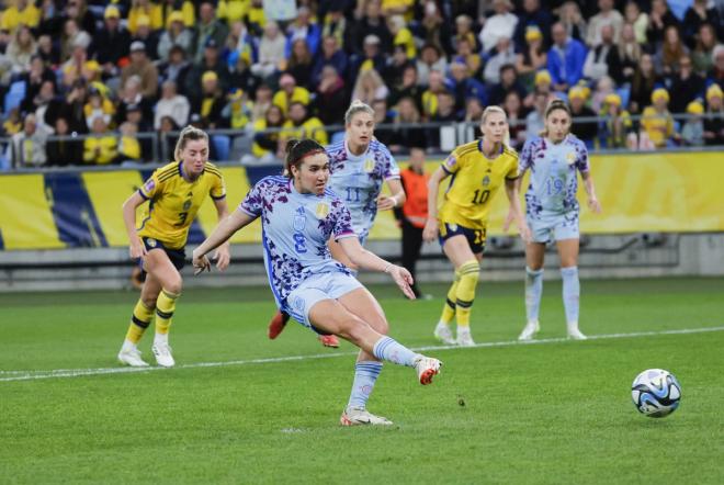Mariona Caldentey anota el penalti de la victoria en el Suecia-España (Foto: EFE).