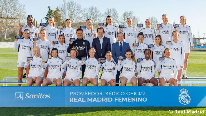 Las jugadoras del Real Madrid también recibieron las tarjetas digitales de Sanitas. Fuente: Real Madrid.