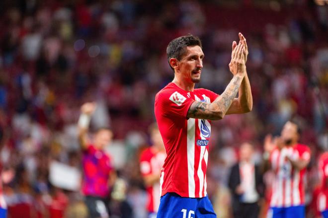 Stefan Savic aplaude a la afición del Atlético de Madrid (Foto: Cordon Press).