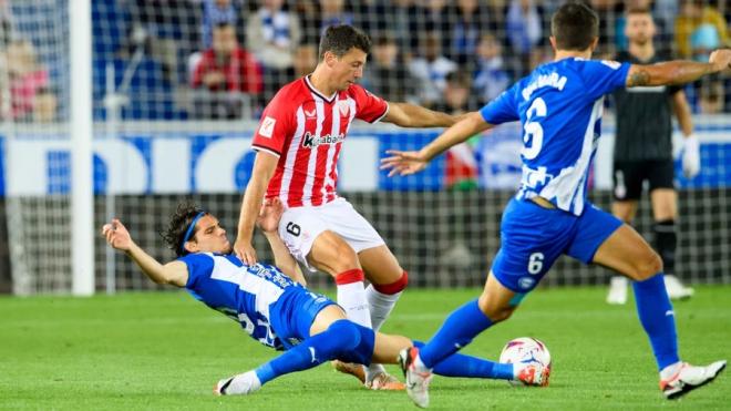 El centrocampista babazorro Mikel Vesga disputa un balón frente a dos jugadores del Deportivo Alavés, en Vitoria (Foto: Athletic Club).