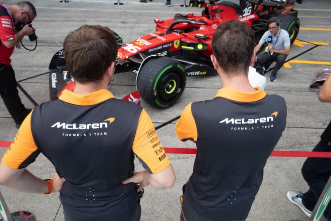 Mecánicos de McLaren, pendientes de un Ferrari en Japón (Foto: Cordon Press)