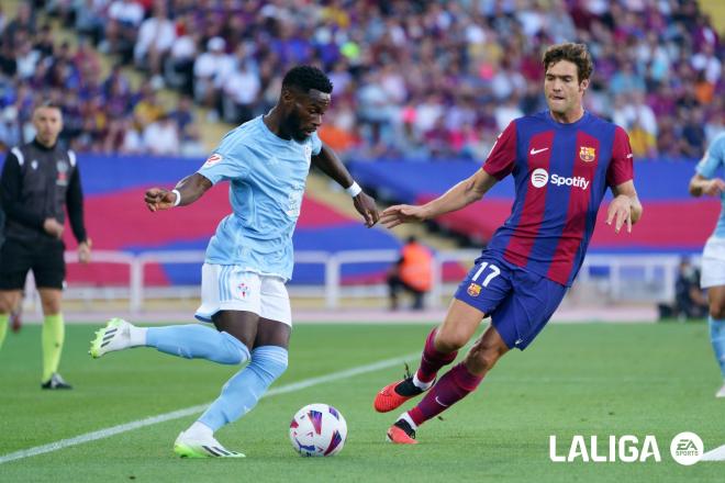 Bamba dribla a Marcos Alonso en el Barcelona - Celta (Foto: LALIGA).