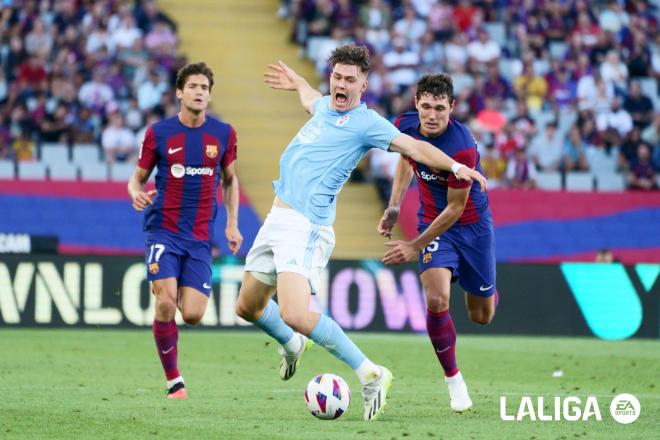 Larsen recibe una falta en el Barcelona - Celta (Foto: LALIGA).