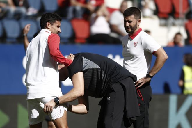 Jesús Navas se lesiona en el calentamiento del Osasuna-Sevilla (Foto. EFE).