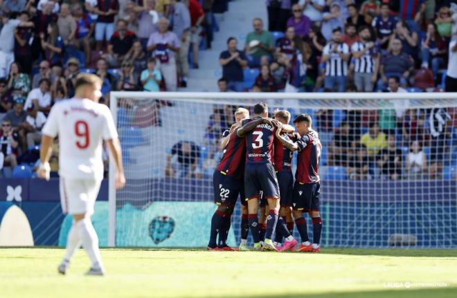 El Levante celebra un gol ante el Burgos. (Foto: LUD)