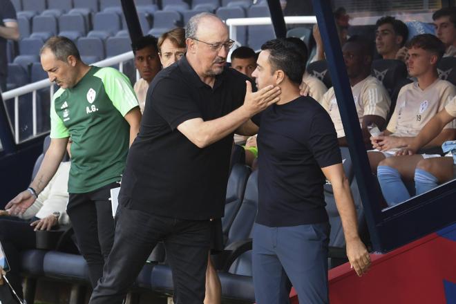 Rafa Benítez saluda a Xavi en el Barcelona - Celta (Foto: CordonPress).