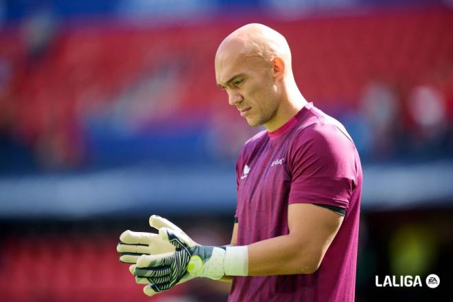 Dmitrovic, en el calentamiento del Osasuna-Sevilla (Foto: LALIGA).