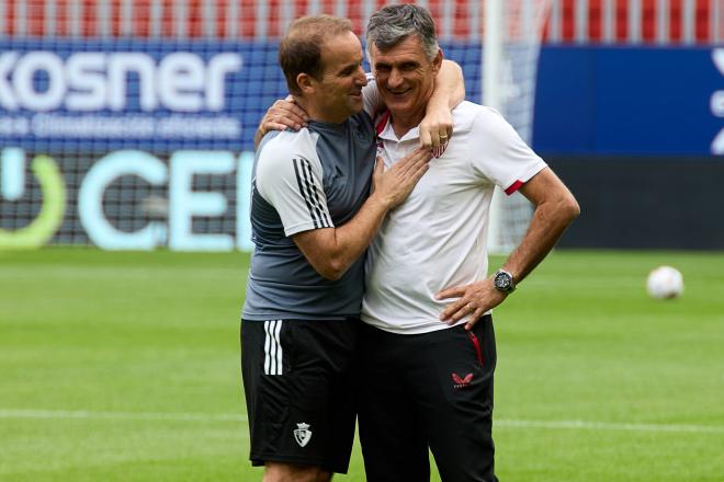 Arrasate y Mendilibar se saludan antes del Osasuna-Sevilla (Foto: Cordon Press).