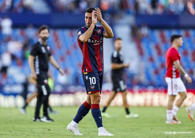 Pablo Martínez, emocionado en su regreso al césped en el partido entre el Levante y el Eldense en el Ciutat. (Foto: LALIGA)