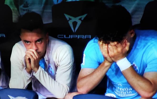 La reacción de Iago Aspas y Larsen tras el tercer gol del Barcelona.