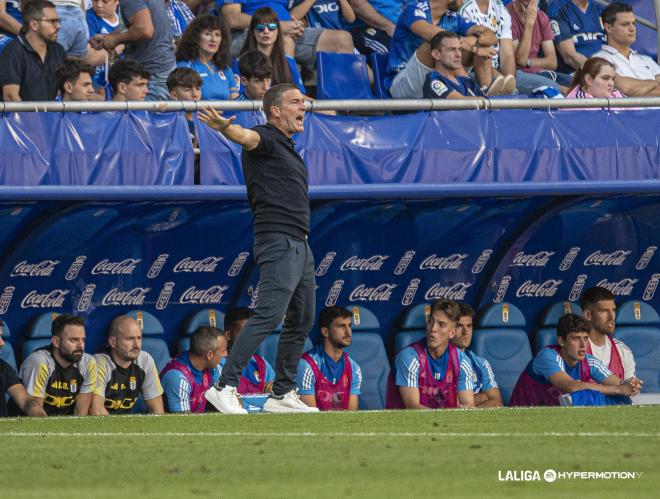 Luis Carrión dando órdenes a sus jugadores en un partido del Real Oviedo. (Foto: LaLiga).