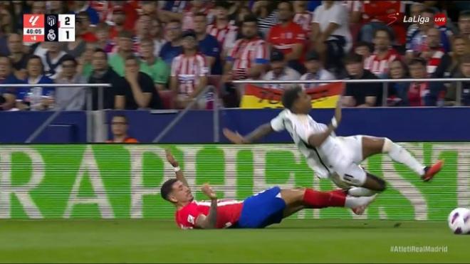 Entrada de Giménez sobre Rodrygo en el Atlético-Real Madrid.