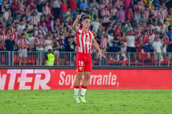 Sergio Arribas celebra uno de sus goles en el Almería-Valencia (Foto: Cordon Press).