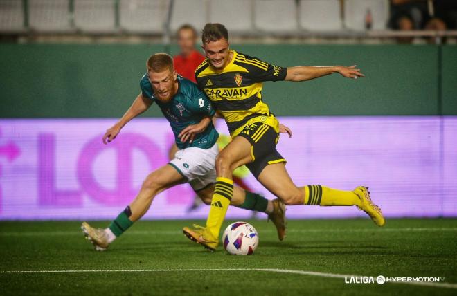 Germán Valera protege el balón en el Racing de Ferrol - Real Zaragoza (Foto: LALIGA).