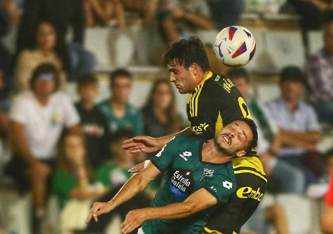 Iván Azón pugna por un balón en el Racing de Ferrol - Real Zaragoza (Foto: LALIGA).