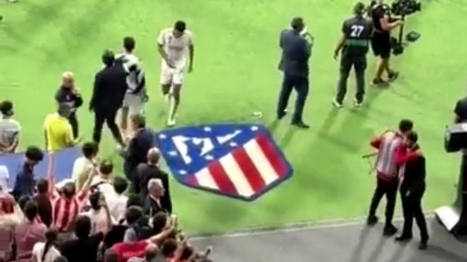 El gesto de Bellingham con el escudo del Atlético que aplauden los aficionados: respeto en el derb
