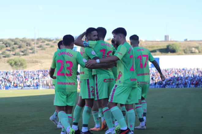 El Málaga celebra el gol de la victoria en Linarejos que lo coloca tercero. (Foto: MCF)
