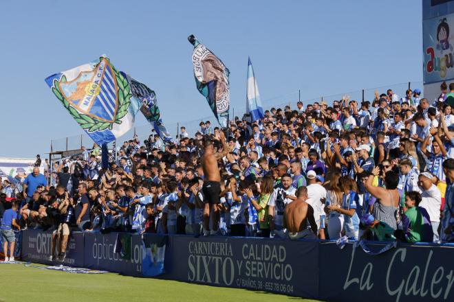 La afición del Málaga en el Estadio Linarejos, donde hubo 2.500 apoyando. (Foto: MCF)