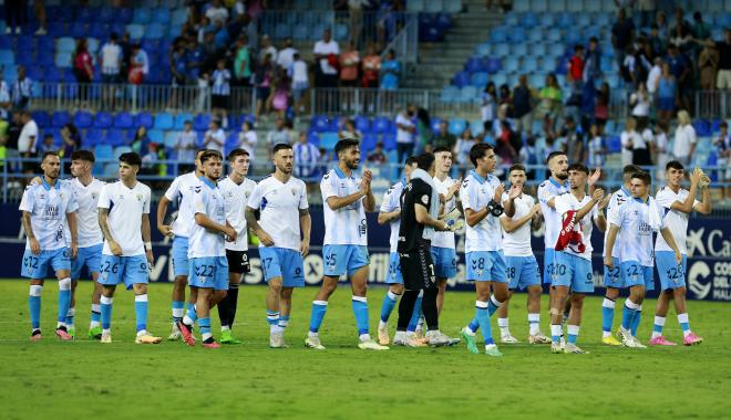 Los jugadores del Málaga aplauden a su afición en La Rosaleda. (Foto: MCF)