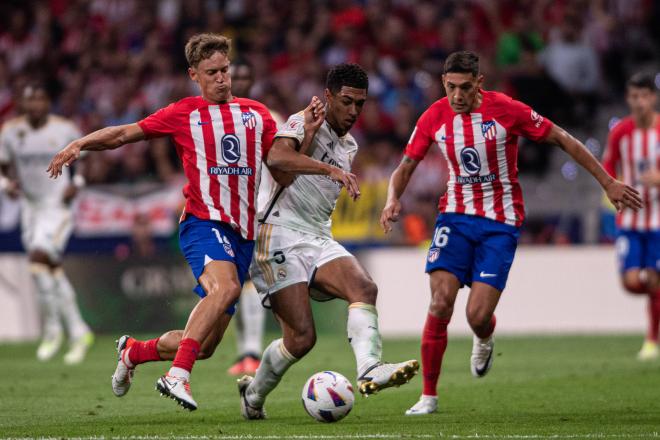 Marcos Llorente pelea un balón con Jude Bellingham en el Atlético-Real Madrid (Foto: Cordon Press).