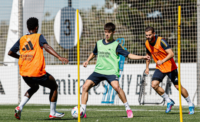 Vinicius, Güler y Nacho, en un entrenamiento bajo las órdenes de Carlo Ancelotti (FOTO: Real Madrid).