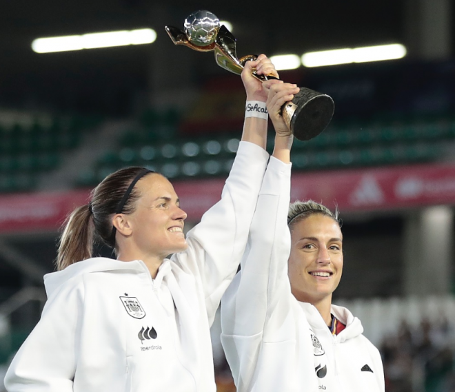 Alexia Putellas e Irene Paredes elevan el trofeo de campeonas (FOTO: RFEF).