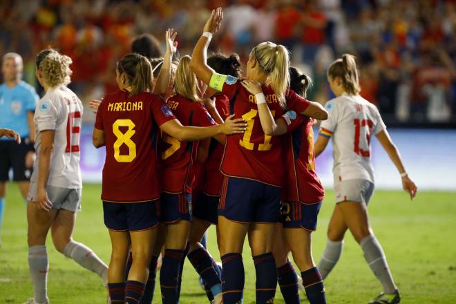 Las jugadoras de la selección española celebran uno de los goles (FOTO: EFE).