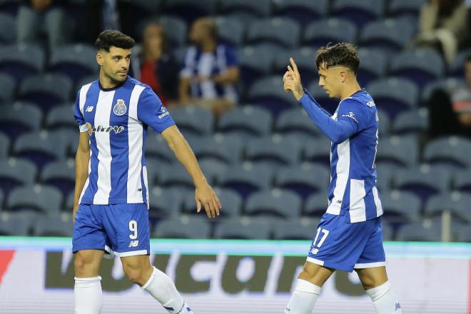 Iván Jaime celebra su gol junto a Mehdi Taremi. (Foto: EFE)