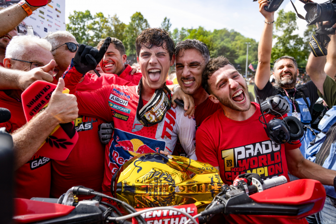 Jorge Prado celebra el campeonato del mundo. (Red Bull)