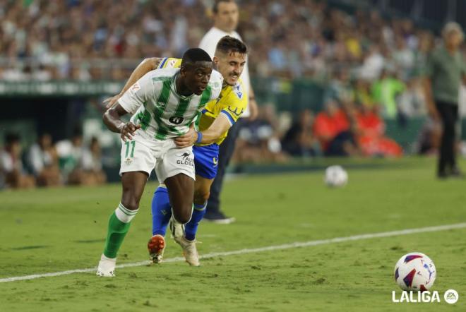 Luiz Enrique, durante el Betis-Cadiz: Fuente: LALIGA.