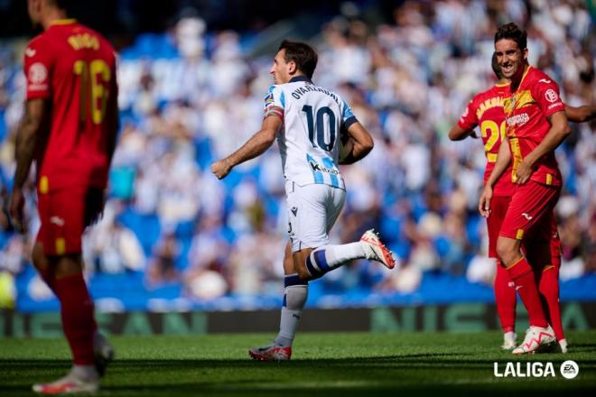 Jaime Mata se lamente ante Mikel Oyarzábal en el Real Sociedad-Getafe. Fuente: LaLiga.