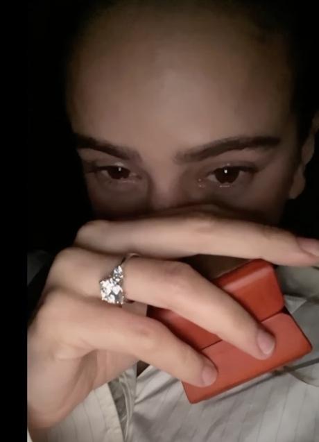 Rosalía cuando anunció su compromiso con Rauw Alejandro con el anillo
