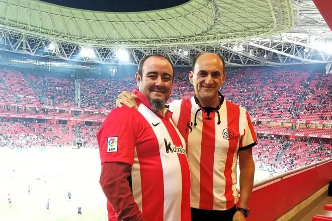 Pepe Sarria, miembro de la Peña Athletic Club de Málaga, junto con un amigo en San Mamés (Foto: DMQ Bizkaia).