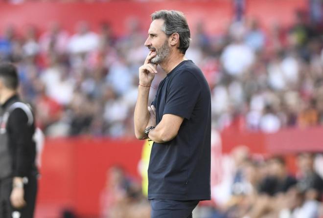 Griezmann, ante Rubén García en el Atlético-Osasuna (Foto: Cordon Press).