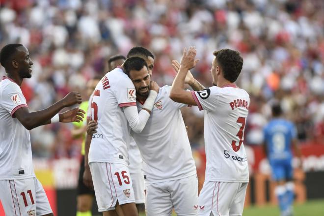 El Sevilla celebra uno de los goles contra el Almería (Foto: Kiko Hurtado).
