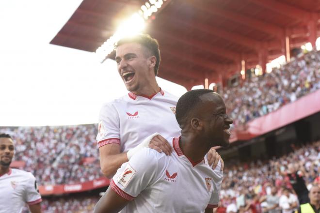 Pedrosa celebra con Lukebakio su golazo al Almería (Foto: Kiko Hurtado).