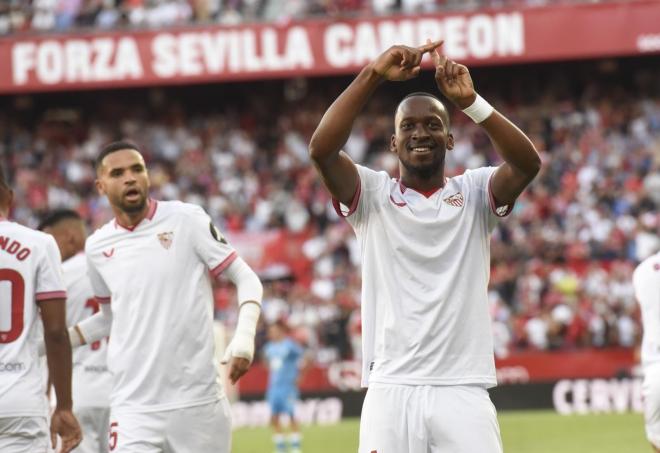Lukebakio celebra su gol al Almería (Foto: Kiko Hurtado).