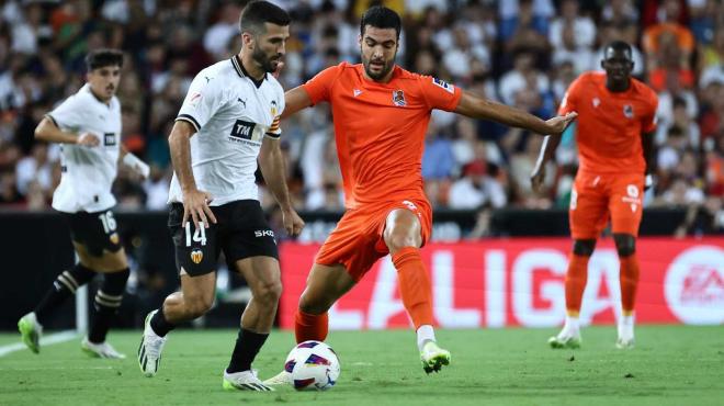 Mikel Merino defiende a Gayà ante el Valencia (Foto: Real Sociedad).