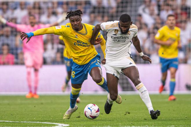 Kaba y Rudiger luchan un balón en el Real Madrid-Las Palmas (FOTO: Cordón Press).