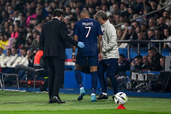 Mbappé abandonó lesionado el clásico PSG vs. Marsella. Foto: Cordon Press.