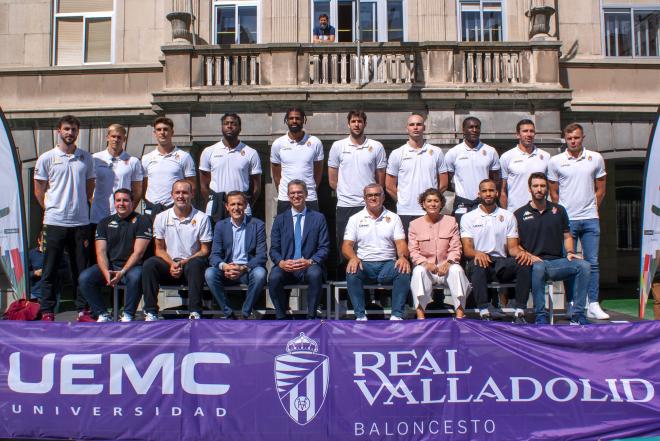 La plantilla del UEMC Real Valladolid Baloncesto durante el acto de presentación de la temporada 2023/2024.