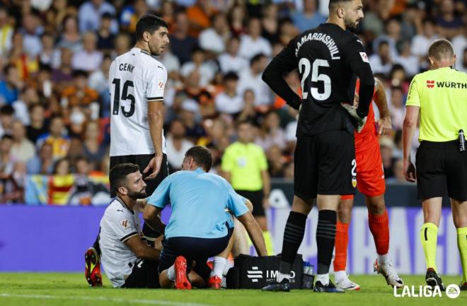Gayà se lesiona en el Valencia CF - Real Sociedad (Foto: LALIGA).