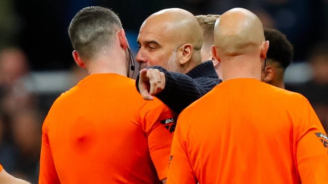Guardiola se encara con el árbitro tras la derrota del Manchester City: el tremendo cabreo del té